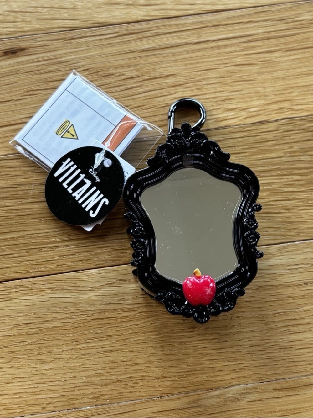 NWT Disney Villains Evil Queen Mirror Light Up Pocketbac Keychain - Picture 2 of 3